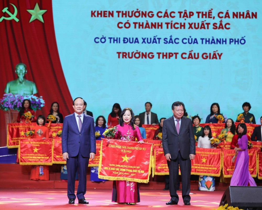 Tập thể cán bộ, giáo viên, nhân viên và học sinh Trường THPT Cầu Giấy  được tặng cờ  " Đơn vị xuất sắc trong phong trào thi đua " của UBND Thành phố Hà Nộii