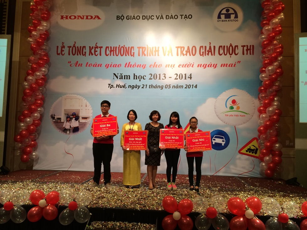 Cô giáo Nguyễn Thị Sen - GV đạt giải Nhất cấp Quốc gia cuộc thi "An toàn giao thông cho nụ cười ngày mai"